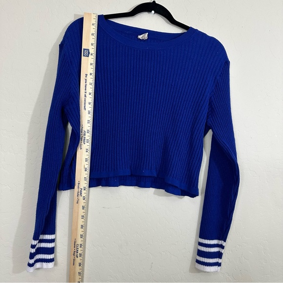 Women’s Large Long Sleeve Cropped Blue and White Ribbed Sweater - Picture 4 of 6